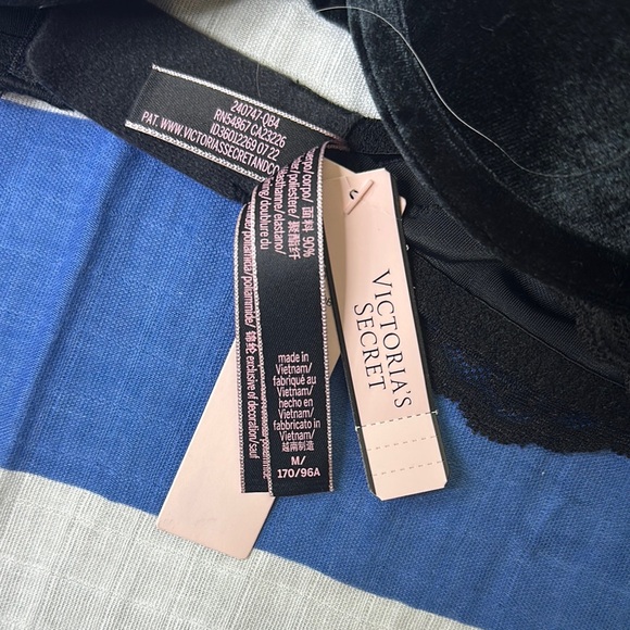 Elegant Black Bras with Adjustable Straps and Molded Cups - Picture 12 of 12